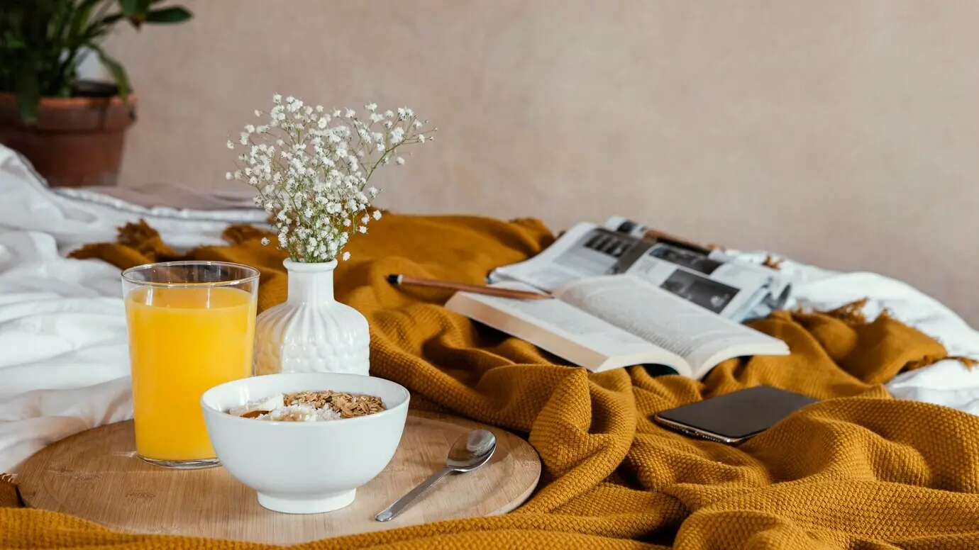 Tazón de comida deliciosa y jugo de naranja